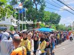 Antrean-mengular-di-Jalan-Menteri-Supeno-Solo-demi-mendapatkan-nasi-kotak-dan-uang-Rp-100-ribu.jpg