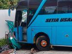 BUS-TABRAK-KIOS-DI-KARANGANYAR-Bus-Setia-Usaha-menabrak-kios-es-teh-di-Jalan-Lawu.jpg