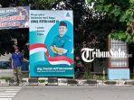 Baliho-Fauzan-yang-terpampang-mengenakan-jas-berwarna-hijau.jpg