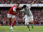 Bek-Arsenal-Ben-White-kiri-tengah-menghadang-winger-Liverpool-Luis-Diaz-dalam-laga-Liga-Inggris.jpg