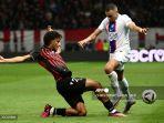 Bek-tengah-OGC-Nice-Jean-Clair-Todibo-mencoba-menekel-penyerang-PSG-Kylian-Mbappe.jpg