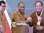Bupati-Karanganyar-Juliyatmono-menerima-SPM-Award-2022.jpg