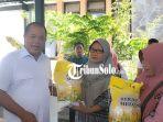 Bupati-Karanganyar-ikut-mendistribusikan-paket-beras.jpg