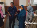 Bupati-Karanganyar-menyerahkan-bantuan-modal-usaha-kepada-10-perempuan-berstatus-single-parent.jpg