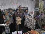 Bupati-Klaten-Hamenang-Wajar-Ismoyo-saat-melihat-stand-di-event-Klaten-Kreatif-Festival.jpg