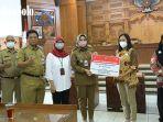 Bupati-Klaten-memberikan-bantuan-kepada-110-orang-yang.jpg