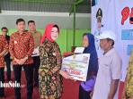 Bupati-Sukoharjo-Etik-Suryani-menyerahkan-Bantuan-Langsung-Tunai-BLT.jpg