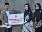 Bupati-Sukoharjo-Etik-Suryani-menyerahkan-hewan-kurban-sapi-di-Masjid-Agung-Baiturrahmah-Sukoharjo.jpg