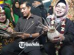 Bupati-Sukoharjo-Etik-Suryani-tengah-menganyam-saat-acara-Grebeg-Penjalin-yang-ke-7.jpg