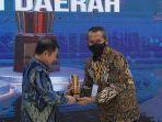 Bupati-Wonogiri-menerima-piala-PPD-dari-Menteri-PPNBappenas-Suharso-Monoarfa.jpg