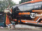 Bus-pariwisata-Jaya-Gemilang-yang-menabrak-warung-di-Desa-Kalisoro-Tawangmangu.jpg