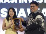 CEO-Toko-Mas-Jawa-Mona-Pangestu-terima-penghargaan.jpg
