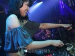 DJ-una-memainkan-lagu.jpg