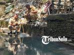 DLH-Sukoharjo-saat-mengecek-Sungai-Perengsari-di-dukuh-Perengsaru-Kartasura-Sukoharjo.jpg