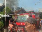Damkar-tengah-berusaha-memadamkan-kebakaran-yang-melanda-rumah-di-dekat-Stasiun-Purwosari-Solo.jpg