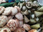 Dua-jenis-apem-yang-dijual-di-Pasar-Bunder-Sragen-yang-laris-manis-dibeli-warga.jpg
