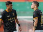 Dua-pemain-Persis-Solo-Alfath-Fathier-dan-Alexis-Messidoro-saat-laga-kontra-Madura-United-FC.jpg