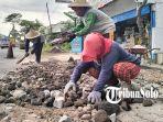 Emak-emak-yang-bekerja-menambal-jalan-di-Jl-Veteran-Perang-Kemerdekaan-Mojolaban-Sukoharjo.jpg