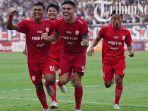 Eskoresi-pesepak-bola-Persis-Solo-Fabiano-Beltrame-tengah-setelah-menceta.jpg