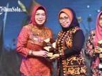 Etik-Suryani-saat-menerima-penghargaan-Indonesia-Smart-Nation-Award.jpg