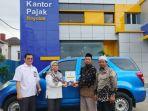 Etty-Rachmiyanthi-menyerahkan-mobil-Daihatsu-Terios-ke-Pimpinan-Yayasan-Muslim-Merapi.jpg
