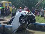 Evakuasi-mobil-Ayla-yang-masuk-ke-saluran.jpg