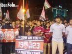Fans-cilik-Persis-Solo-memegang-bendera-berwarna-campuran-hitam-mera.jpg