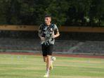 Fernando-Rodriguez-Ortega-saat-sesi-official-training-di-Stadion-Sriwedari-Rabu-2992022.jpg