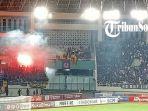 Flare-menyala-setelah-laga-Piala-Presiden-2022-Persis-Solo-vs-Persita-Tangerang-di-Stadion-Manahan.jpg