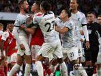 Gelandang-Liverpool-Jordan-Henderson-memprotes-gelandang-Arsenal-Granit-Xhaka.jpg