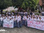 Gelar-aksi-demo-di-halaman-sekolah.jpg
