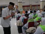 Gubernur-Jawa-Tengah-Ganjar-Pranowo-saat-berbincang-dengan-Jemaah-Calon-Haji-JCH-Kloter-Perdana.jpg