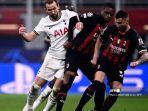 Harry-Kane-berduel-dengan-bek-AC-Milan-Prancis-Pierre-Kalulu.jpg