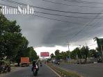 Ilustrasi-Langit-Kota-Solo-mendung-menggelayut-pertanda-mau.jpg