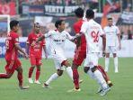 Irfan-Bachdim-tiga-dari-kiri-coba-melepaskan-diri-dari-kepungan-tiga-pemain-Persija-Jakarta.jpg