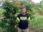 Janu-Hari-menunjukkan-alpukat-hasil-produksinya.jpg