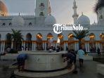 Jemaah-sedang-mengambil-air-wudhu-sebelum-menunaikan-Salat-Idul-Adha-di-Masjid-Raya-Sheikh-Zayed.jpg