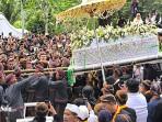 Jenazah-Sinuhun-Raja-Keraton-Surakarta-Pakubuwono-PB-XIII-diangkat.jpg