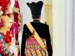 Jokowi-saat-mengenakan-baju-daerah-Ageman-Songkok-Singkepan-Ageng.jpg