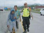 Kakek-dan-nenek-jalan-kaki-di-jalan-tol-hendak-temui-cucunya.jpg