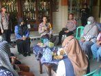 Kapolres-Karanganyar-mendengarkan-curhatan-Kepala-Sekolah-dan-Guru-SDN-Papahan.jpg
