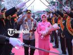 Kapolres-Klaten-yang-baru-AKBP-Warsono-beserta-istri-saat-disambut-oleh-prosesi-pedang-pora.jpg