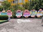 Karangan-bunga-membanjiri-lapangan-upacara-di-halaman-Pemda-Kabupaten-Klaten.jpg