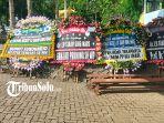 Karangan-bunga-untuk-Lo-Siauw-Ging-yang-mengelilingi-pusat-krematorium-Taman-Memorial-Delingan.jpg