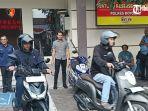 Kasat-Reskrim-Polres-Boyolali-menyerahkan-sepeda-motor-4.jpg