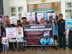 Keluarga-santri-yang-tewas-di-Ponpes-Sragen-bentangkan-spanduk-mencari-keadilan-untuk-DWW.jpg