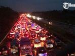 Kemacetan-lalu-lintas-di-jalan-tol-Solo-Ngawi-1512.jpg