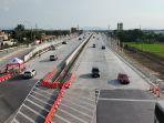 Kendaraan-yang-melintasi-jalan-tol-fungsional-Solo-Jogja-Minggu-24122023.jpg