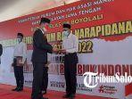 Kepala-Rutan-Kelas-IIB-Boyolali-Agus-Imam-Taufik-menyerahkan-surat-keputusan-Pemberian-Remisi.jpg