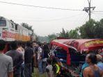 Kereta-menabrak-odong-odong-di-pintu-perlintasan-kereta-api-di-Desa-Silebu.jpg